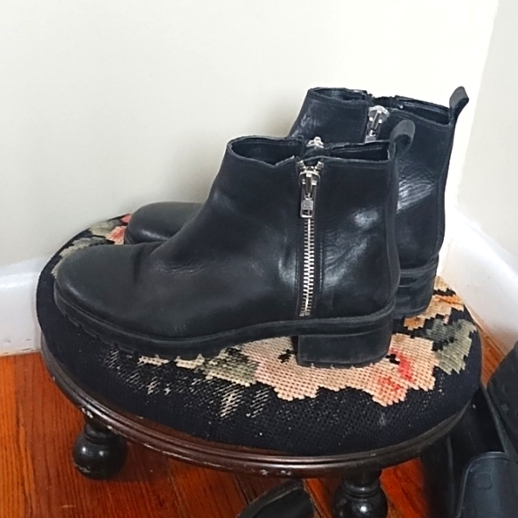 Urban Outfitters Black Leather Side zipper boots - Picture 1 of 4